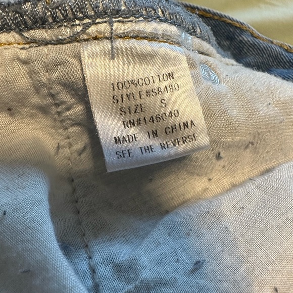 Distressed Jean shorts - Picture 3 of 4